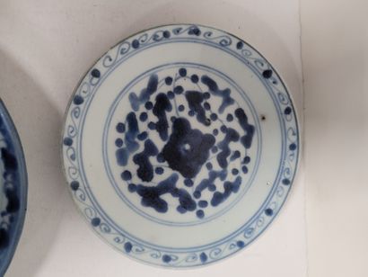 null Ensemble de quatre assiettes, Chine, XIXe siècle
A décor bleu blanc de rinceaux....