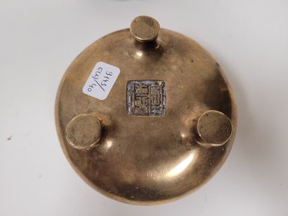 null Brûle-parfum tripode en bronze, Chine, vers 1900
Posé sur un socle en forme...