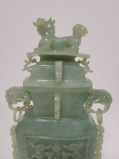 null Vase couvert en serpentine, Chine, XXe siècle
Style et décor archaïsant, les...