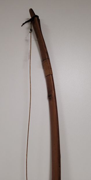 null Yumi kyudo bow, Japan, 20th centuryIn
lamé bamboo and glued. Trace of signature...