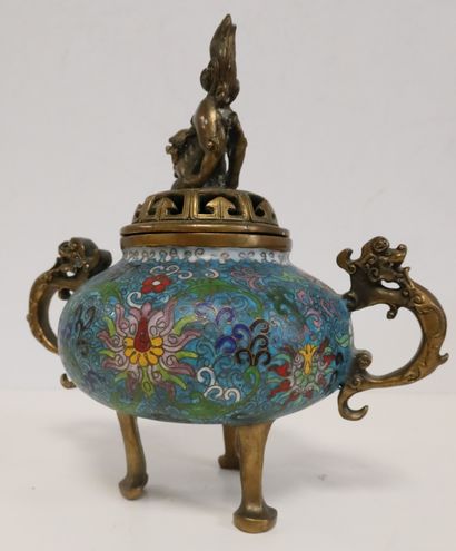 null A bronze and cloisonné enamel perfume burner, China, 20th
centuryDecorated with...