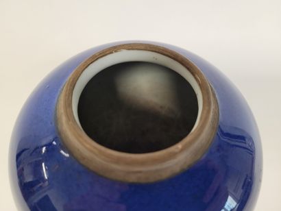 null Petit pot à gingembre en porcelaine, Chine, XIXe siècle
Emaillé bleu sous couverte....