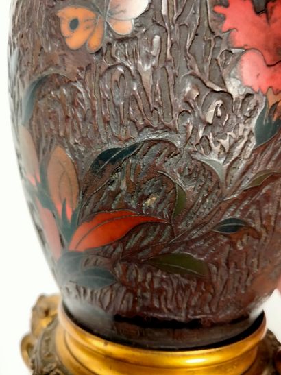 null Paire de vases en porcelaine laquée, Japon, vers 1900
A décor cloisonné de fleurs...