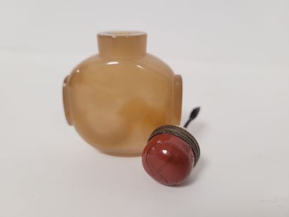 null Two agate snuff bottles, China, 20th century 
One piriform with carved leaf...
