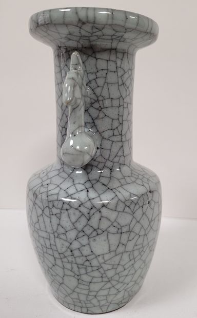  Petit vase en porcelaine craquelée céladon, Chine, style Song, début XXe siècle...