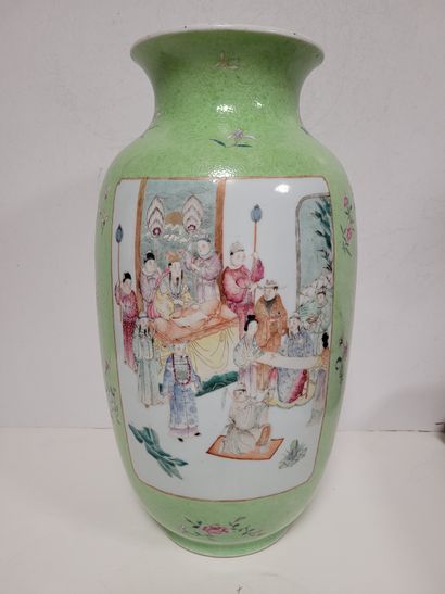 null Vase de forme lanterne DENG LONG ZUN en porcelaine à fond vert, Chine, XIXe...