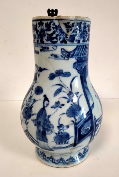 null A blue and white porcelain pot, China, Kangxi period (1662 - 1722). The
low...