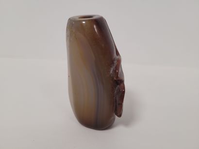 null Two agate snuff bottles, China, 20th century 
One piriform with carved leaf...