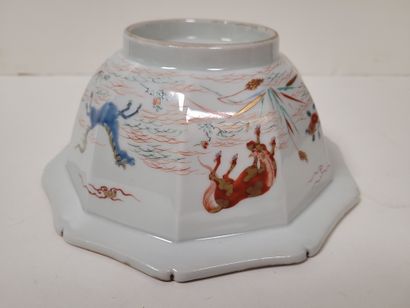 null Bol de forme décagonale en porcelaine à décor Kakiemon de chevaux, Japon, XIXe...