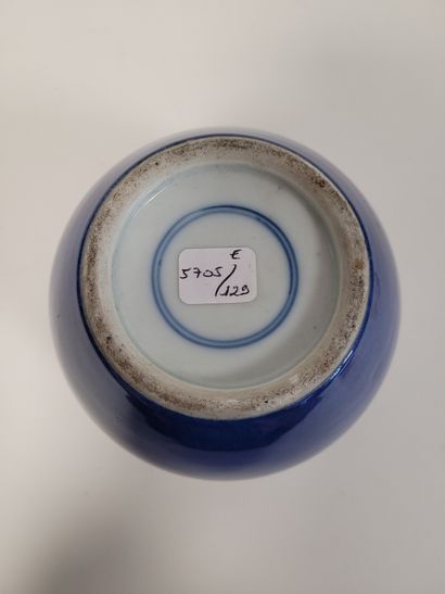 null Petit pot à gingembre en porcelaine, Chine, XIXe siècle
Emaillé bleu sous couverte....