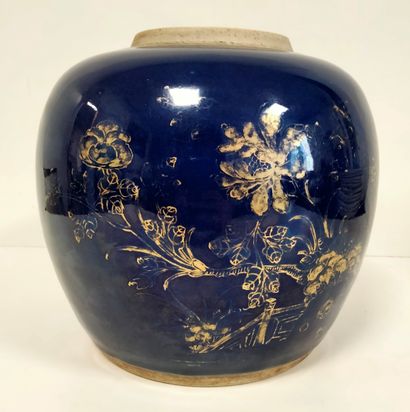  Pot à gingembre en porcelaine émaillée bleu poudré, Chine XIXe siècle A décor doré...