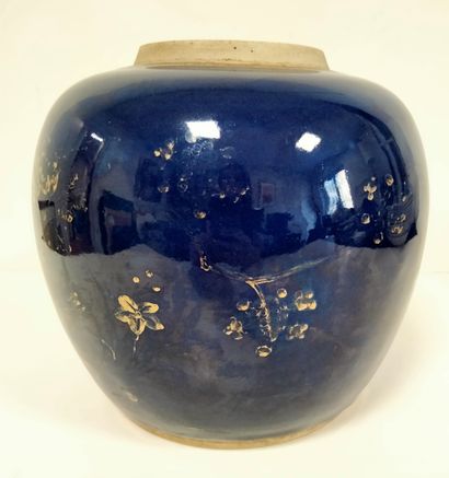 null Pot à gingembre en porcelaine émaillée bleu poudré, Chine XIXe siècle
A décor...