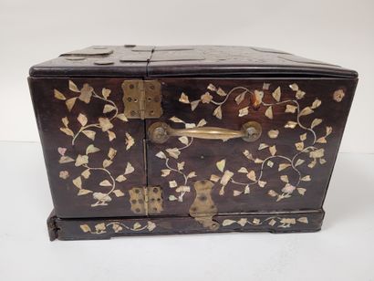 null Petite coiffeuse à tiroirs en bois, Indochine, vers 1900 
A décor incrusté de...