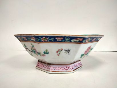 null Ensemble de quatre objets en porcelaine, Chine, XIXe - XXe siècle
- Coupe sur...