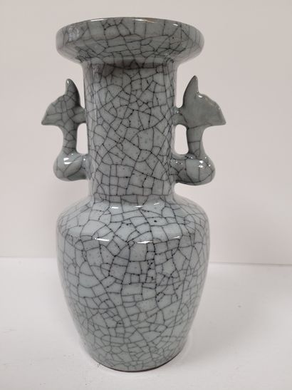 null Petit vase en porcelaine craquelée céladon, Chine, style Song, début XXe siècle
De...