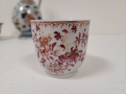 null Ensemble de six porcelaines, Chine et Japon, XVIIIe siècle
Comprenant : 
- Cinq...