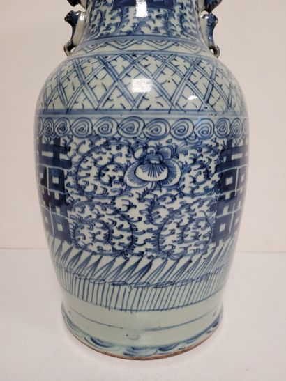  Vase en porcelaine à décor bleu blanc, Chine, XXe siècle A décor de caractères de...