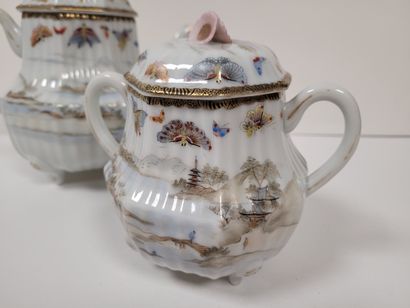 null Porcelain tea set, Japan, circa 1900Composed
of:
- 1 covered teapot-
1 covered...