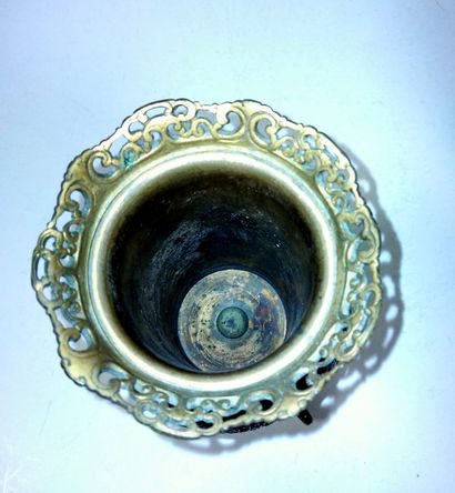 null Paire de vases en porcelaine laquée, Japon, vers 1900
A décor cloisonné de fleurs...