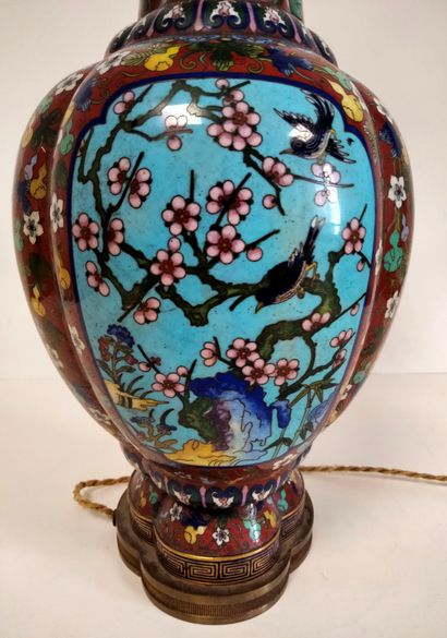 null Vase en émail cloisonné, Chine, fin XIXe - début XXe siècle
De forme balustre...