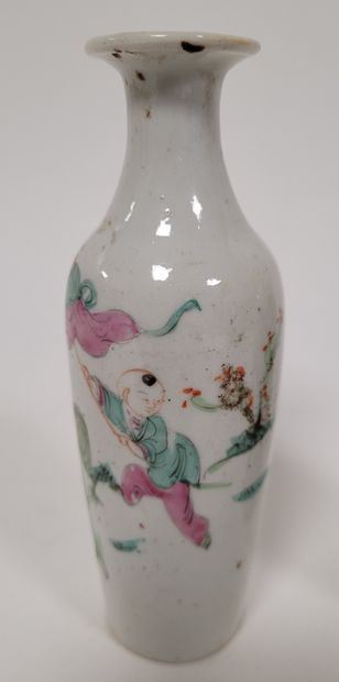 null Paire de petits vases en porcelaine dans le style de la famille rose, Chine,...