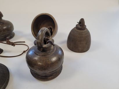 null Ensemble de cloches, Tibet
En bronze, dont une surmontée d'un vajra et une autre...