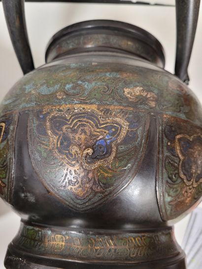 null Paire de brûle-parfums couverts portatifs, Japon, vers 1900
En bronze à décor...