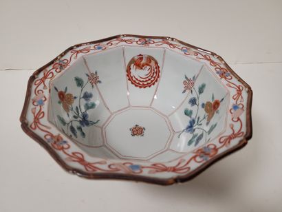 null Bol de forme décagonale en porcelaine à décor Kakiemon de chevaux, Japon, XIXe...