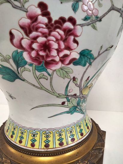 null Vase couvert en porcelaine, dans le goût de Samson, fin XIXe siècle
A décor...