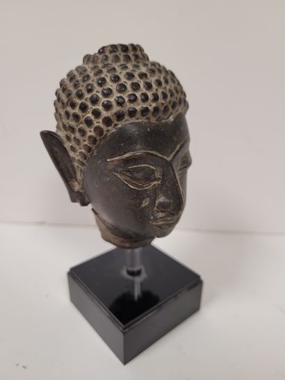 null Petite tête de bouddha en bronze, Thaïlande, probablement XVIIe siècle
H. totale...