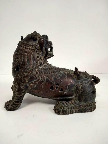 null Chimère formant probablement brûle-parfum, Chine, style du XVIIe siècle
En bronze,...
