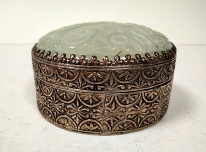 null Circular metal box, Southeast Asia, 20th
centuryChased
decorations
, the green...