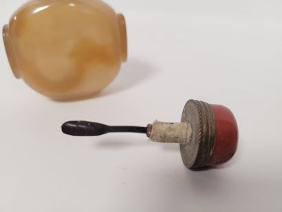null Deux flacons tabatières (snuff bottle) en agate, Chine, XXe siècle 
L'un piriforme...