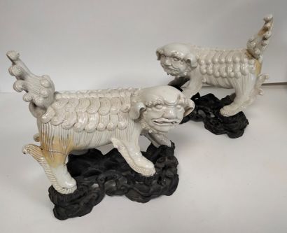 null Paire de statuettes formant deux chimères, Indochine, vers 1900 
En grès émaillé...