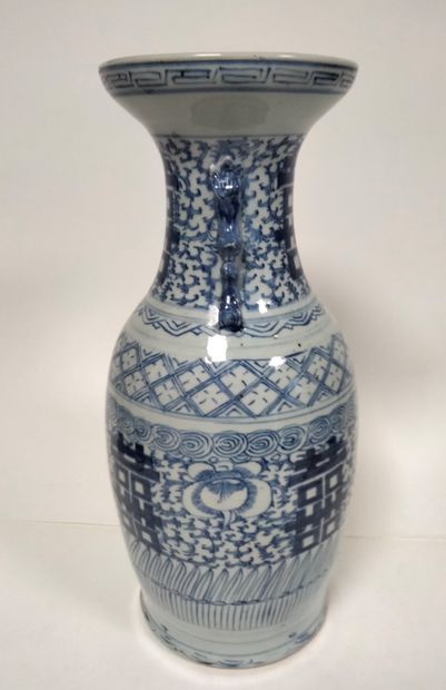 null CHINA, 20th centuryPair of
porcelain vases decorated with blue and white characters...