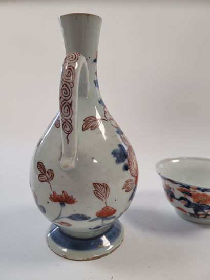 null Ensemble de six porcelaines, Chine et Japon, XVIIIe siècle
Comprenant : 
- Cinq...
