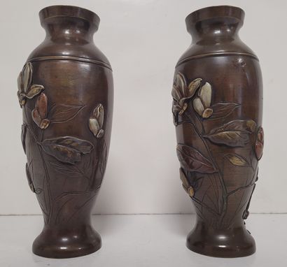 null Pair of small bronze baluster vases, Japan, early 20th
centuryDecorated in relief...