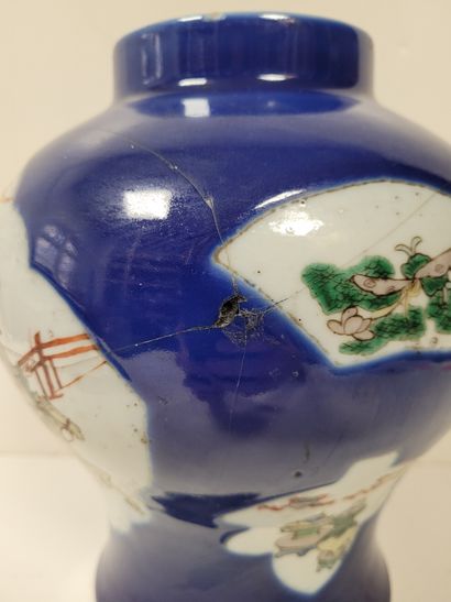 null Petit pot à gingembre en porcelaine, Chine, XIXe siècle
Emaillé bleu sous couverte....