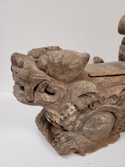 null Wooden sculpture representing a chimera, Southeast Asia 
. Missing.
L : 42 cm...