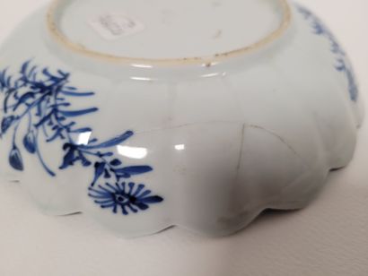 null Coupe polylobée en porcelaine bleu blanc, Chine, XIXe siècle
A décor d'oiseaux...