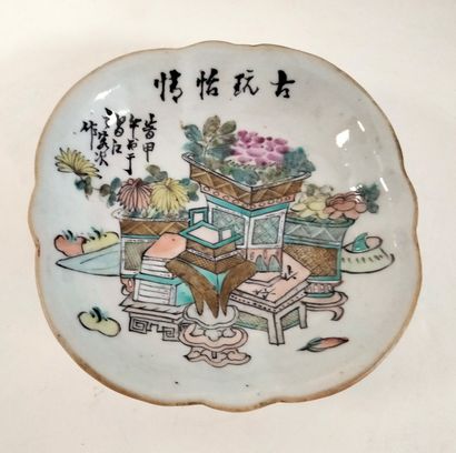  Ravier en porcelaine, Chine, XIXe siècle Floriforme, sur piédouche, à décor de bouquets...