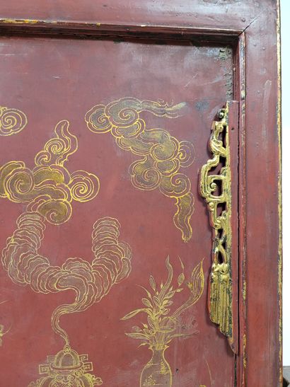null Ecran en bois laqué, Chine, Ningbo, vers 1900
Rectangulaire, laqué rouge à décor...