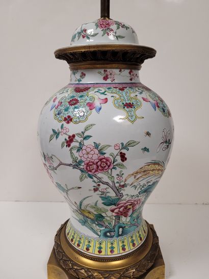 null Vase couvert en porcelaine, dans le goût de Samson, fin XIXe siècle
A décor...
