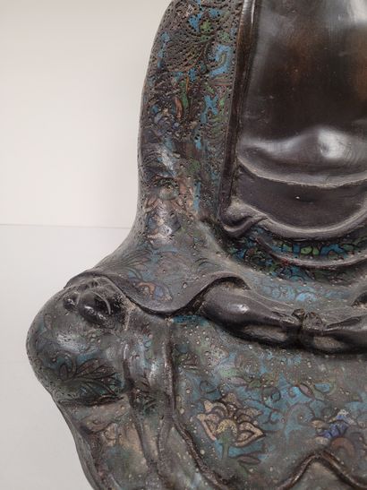 null Bouddha en bronze, Japon, début XXe siècle
A décor en émail cloisonné, mains...