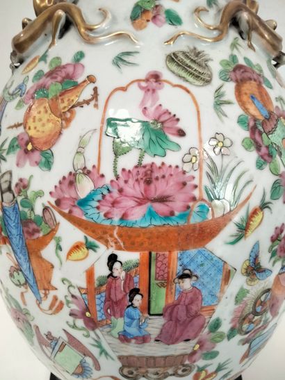 null Large polychrome porcelain vase, China, Canton, 19th
centuryDecorated with animated...