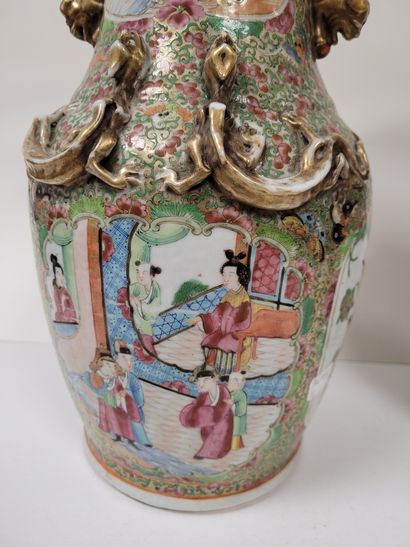null Paire de vases balustres en porcelaine, Canton, XIXe siècle
A décor en réserve...