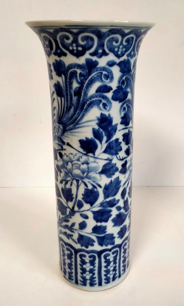 null Blue and white porcelain scroll vase, China, 19th
centuryDecorated with phoenixes...