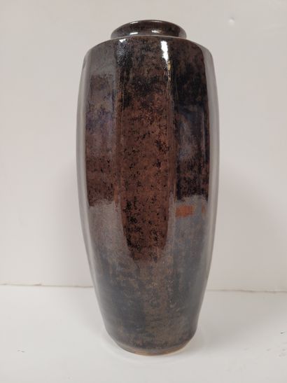 null Vase en porcelaine, Japon, atelier contemporain, 
A pans coupés, glaçure brune....