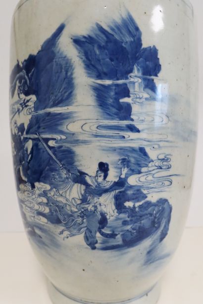 null Vase en porcelaine, Chine, fin XIXe siècle
A panse cylindrique, à décor bleu...