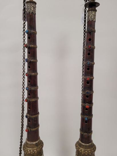 null Deux trompes terminales (dung-dun), Tibet, XXe siècle
Tuyau en bois serti d'anneaux...